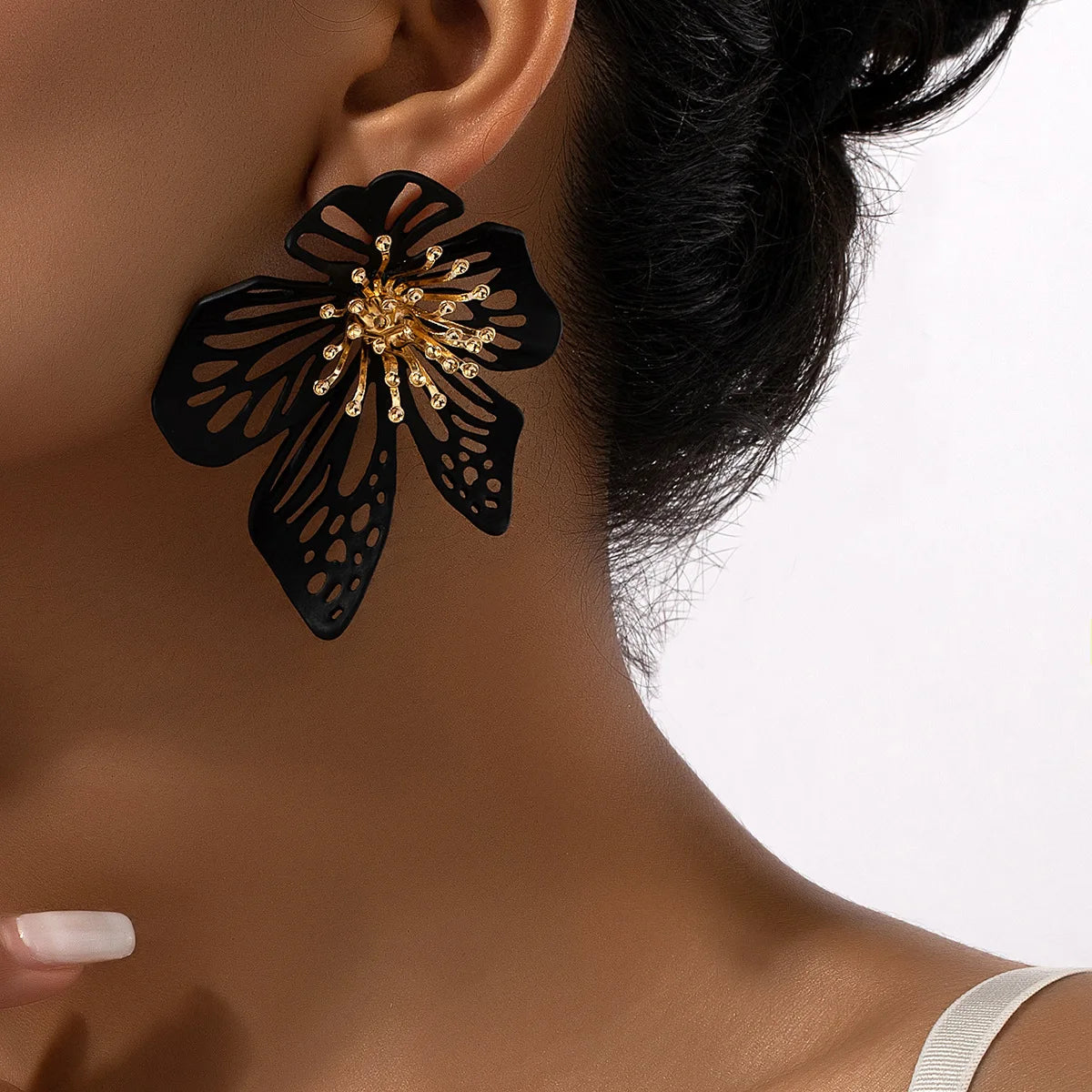 Zara's Exaggerated Flower Design Stud Earrings - Golden, Black, White