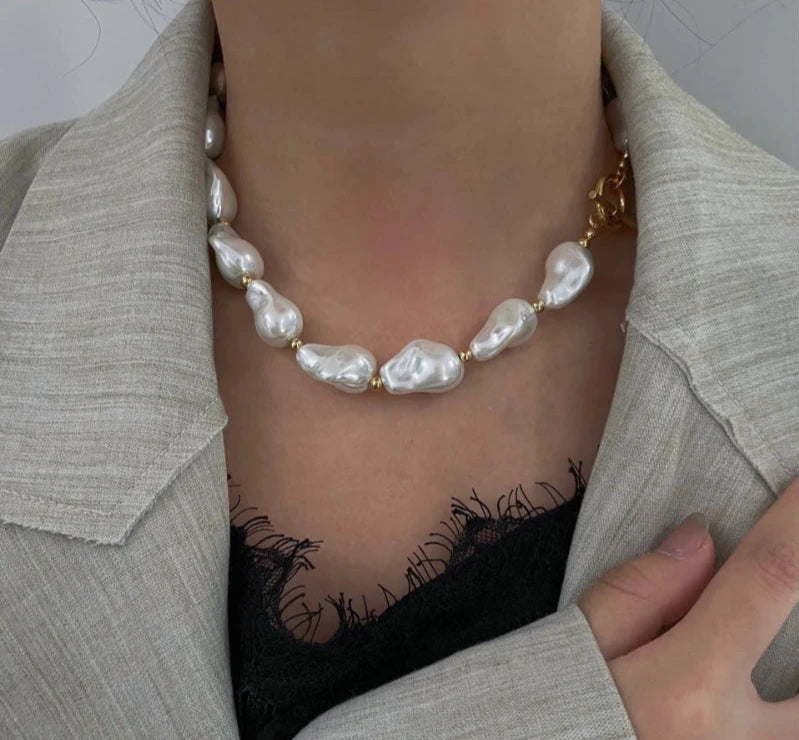 Huda's Chic Pearl Necklace