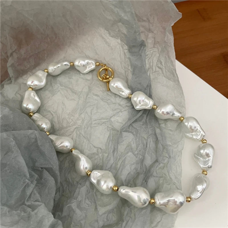 Huda's Chic Pearl Necklace