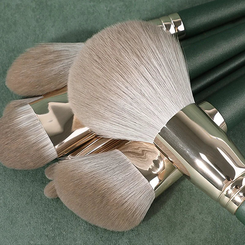 Marias Make-up-Pinsel-Set in schickem Lederetui – 14-tlg.