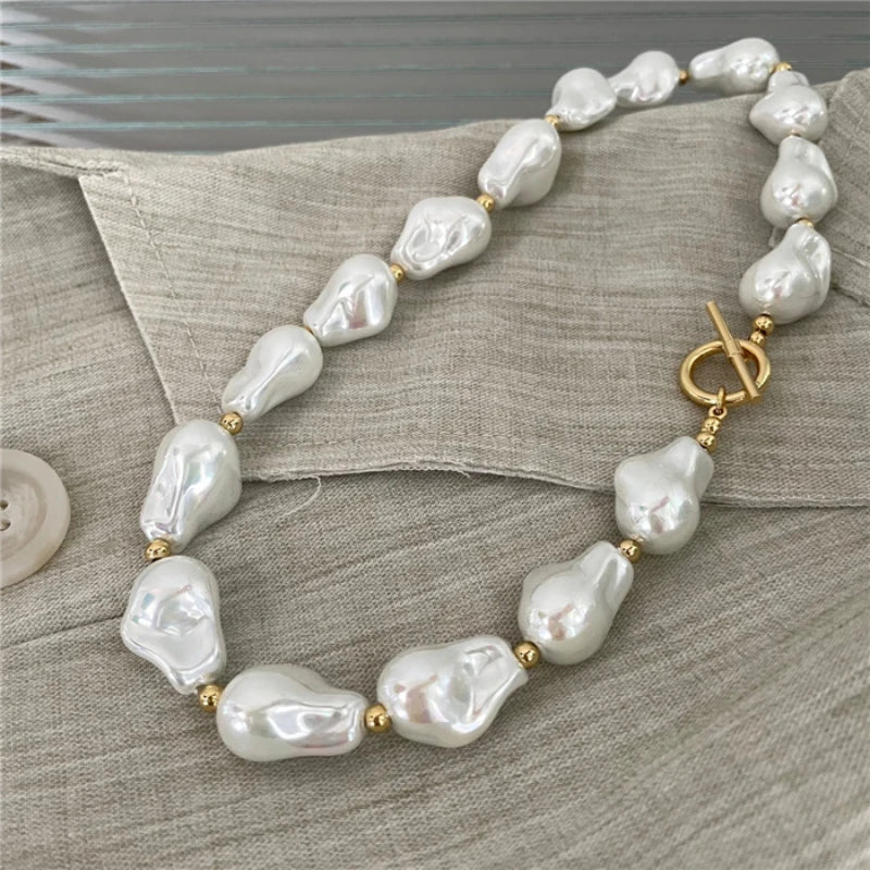 Huda's Chic Pearl Necklace