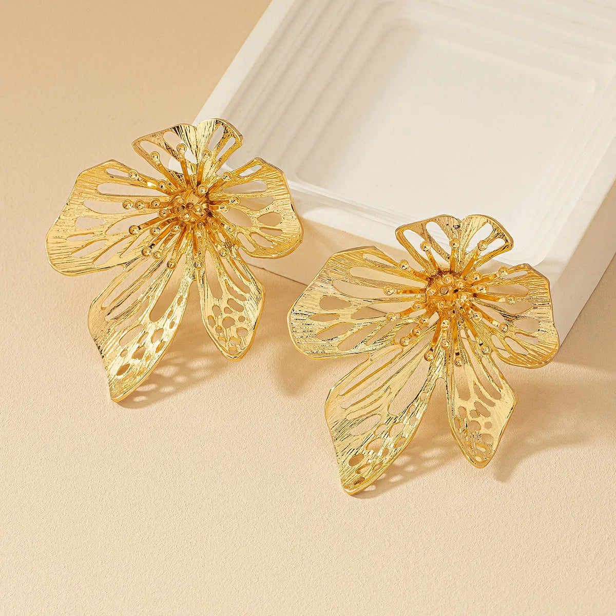 Zara's Exaggerated Flower Design Stud Earrings - Golden, Black, White